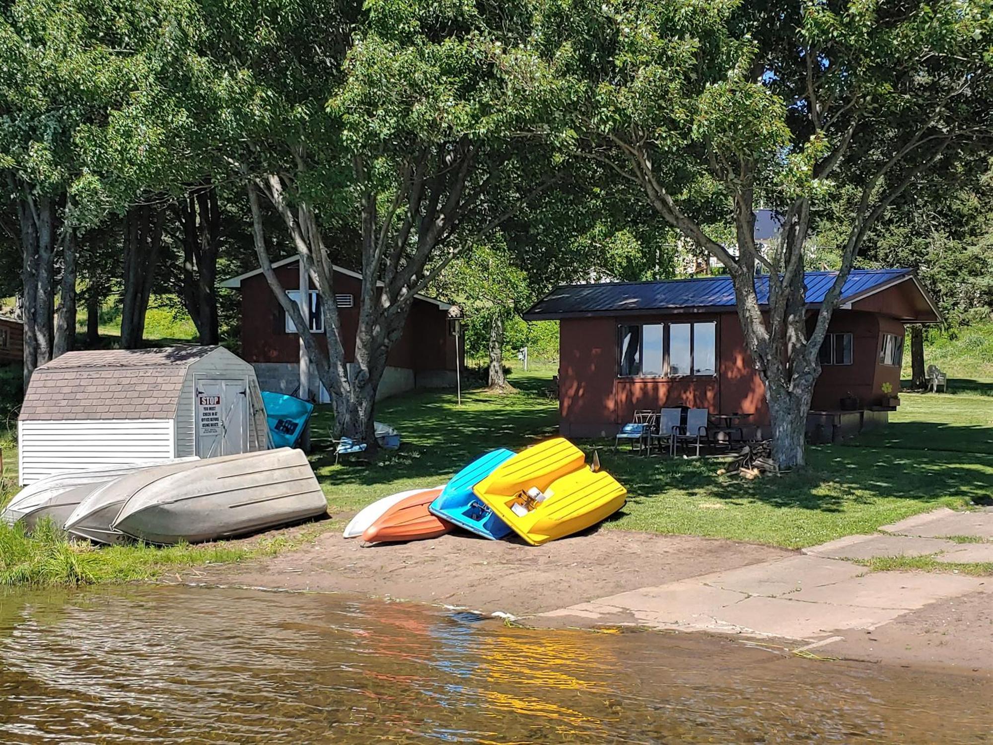 Iron River Lakeshore Motel Ice Lake מראה חיצוני תמונה