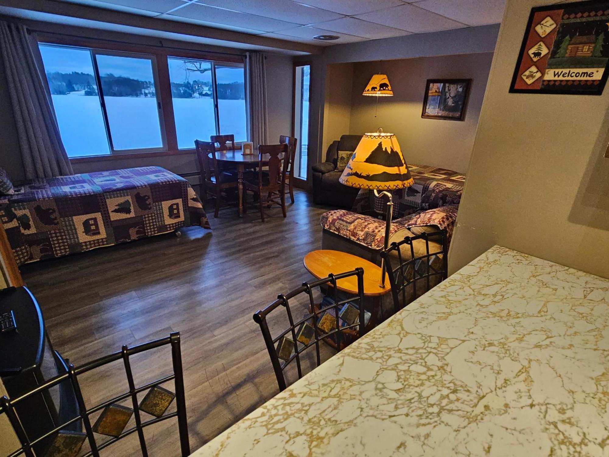 Iron River Lakeshore Motel Ice Lake מראה חיצוני תמונה