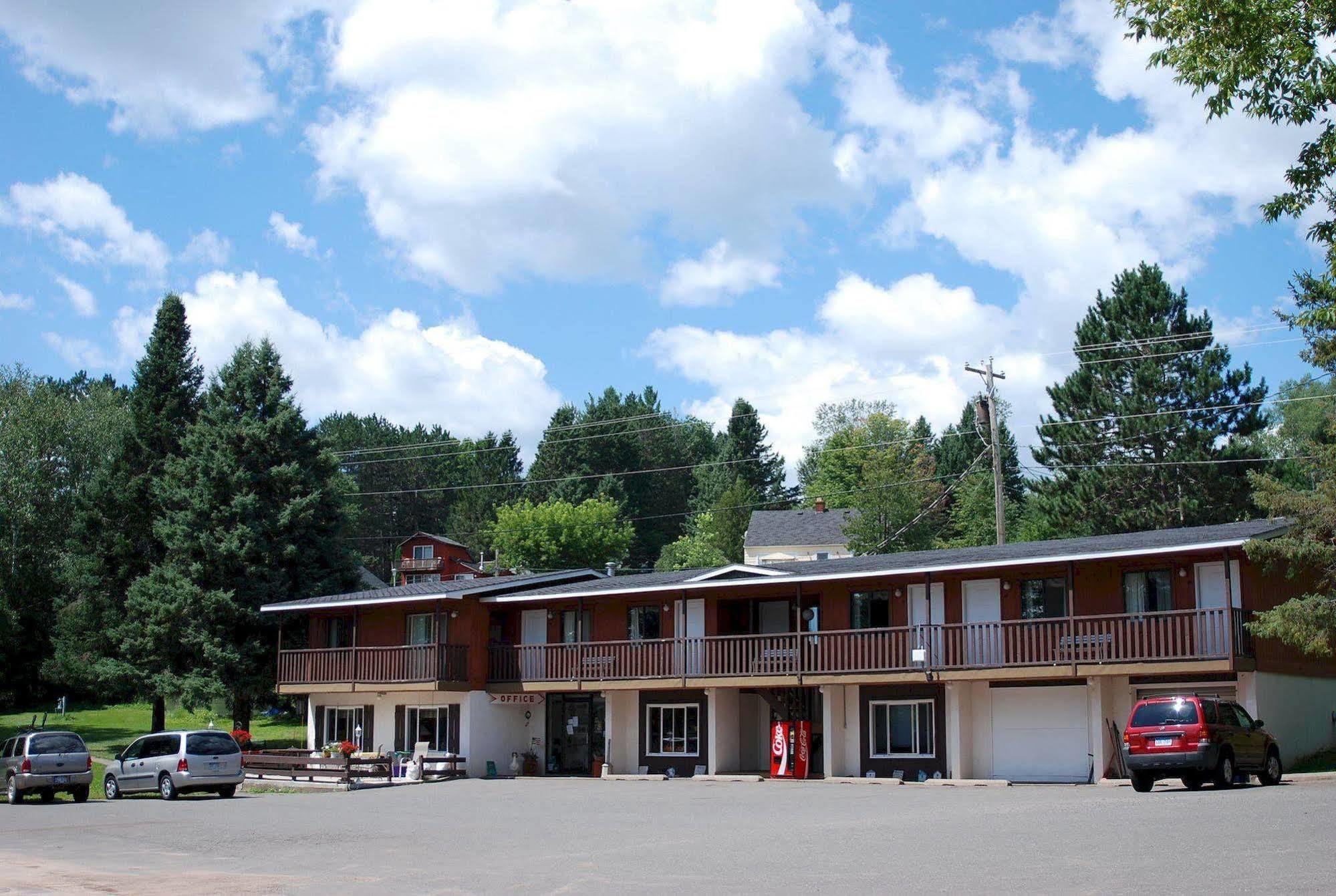 Iron River Lakeshore Motel Ice Lake מראה חיצוני תמונה
